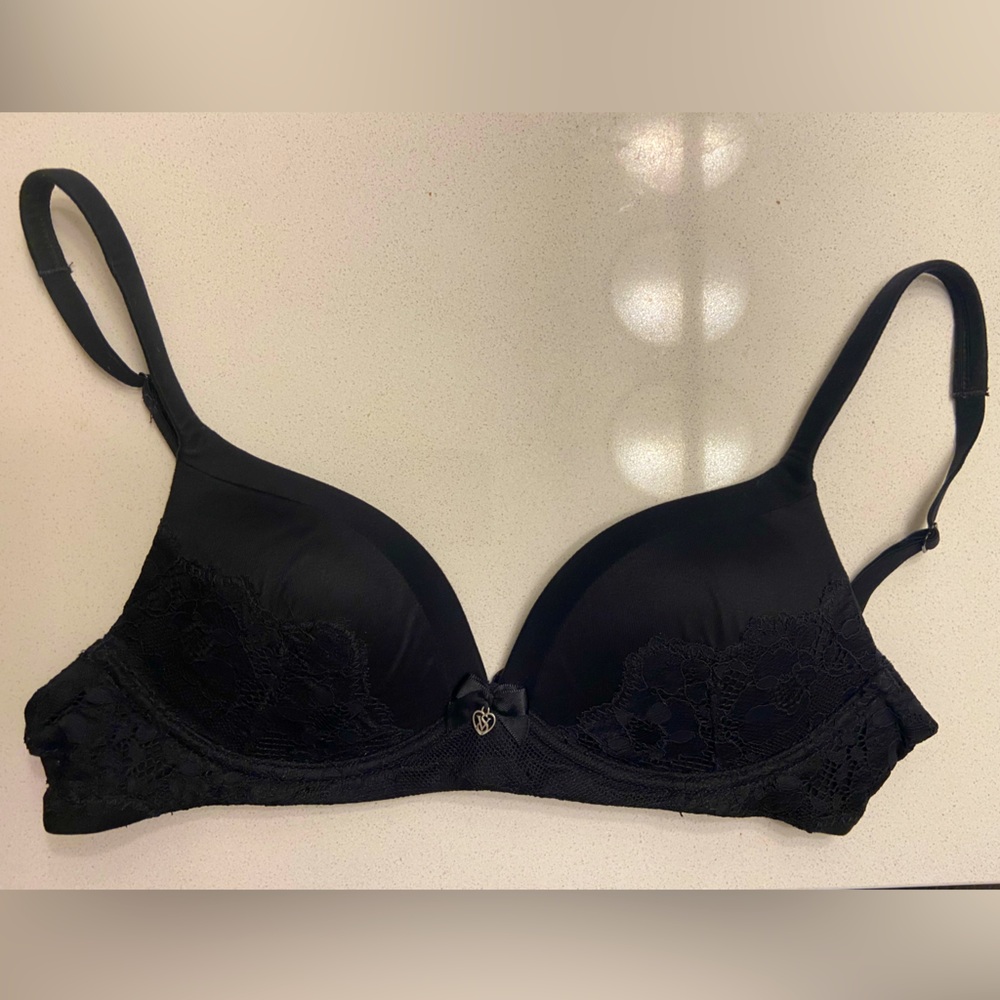 Victoria’s Secret Body by Victoria black bra no underwire size 32A